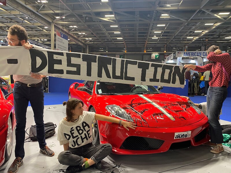 Extinction Rebellion kaapt 400 reclameposters van autofabrikanten in marge van Autosalon