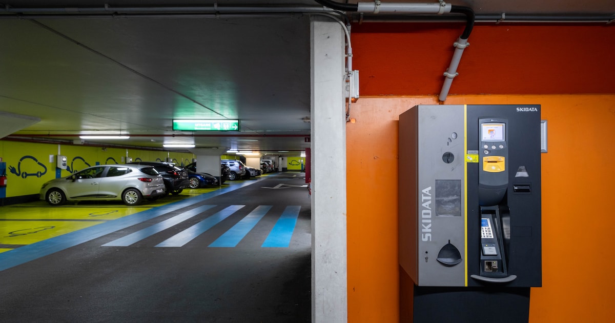 Vrouw botst tegen ticketautomaat in parking: “Zowel aan de automaat als aan mijn auto was er geen sc