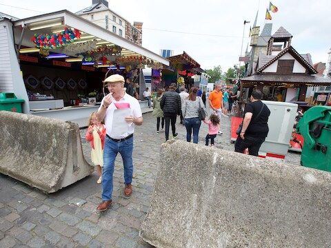 Betonnen obstakels moeten voorkomen dat voertuigen het kermisterrein op kunnen rijden.