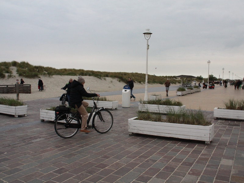 Met maatregelen zoals bloembakken en snelheidsbeperking streefde Nieuwpoort naar een veiligere zeedijk. Nu blijkt dat het niet heeft gewerkt.