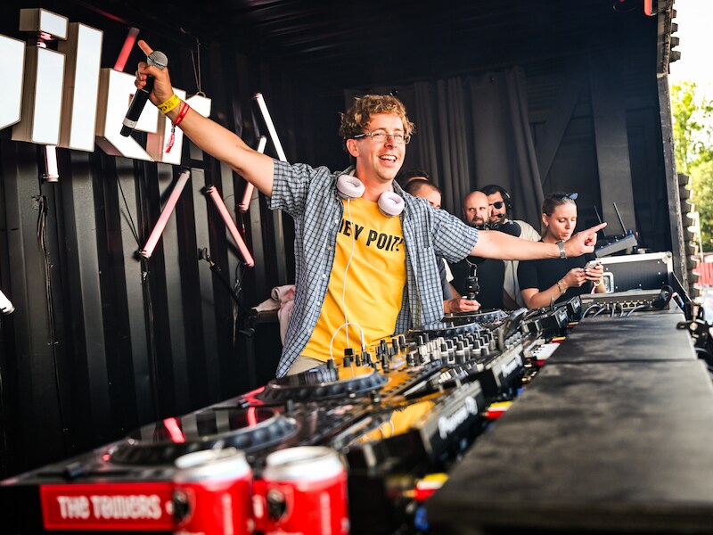 Pruik op, bril op en Werchter plat: Jonas Van Geel debuteert als de Jordy op Rock Werchter: “Mijn manager heeft me echt moeten overtuigen”
