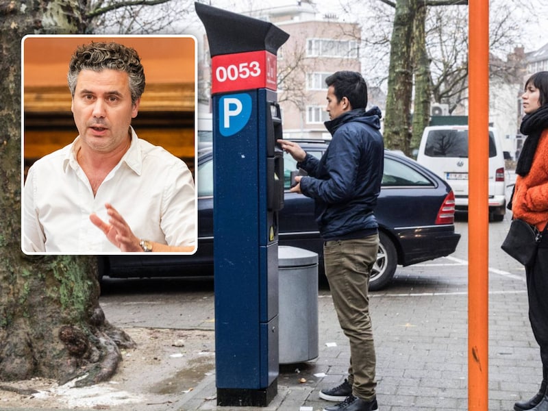 Volgens  schepen van Mobiliteit Joris Vandenbroucke (inzet) staat de nieuwe parkeerregeling in Gent voldoende duidelijk op alle betaalautomaten.