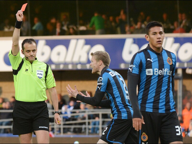 Boucaut trekt rood voor Duarte, in het playoff-duel tegen Zulte Waregem eind vorig seizoen.