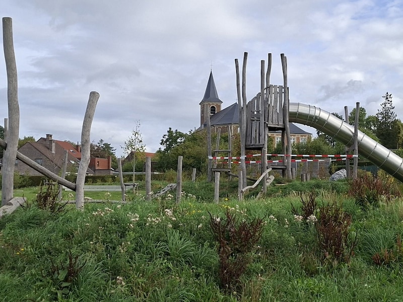 Gemeente Oud-Heverlee zoekt onbekende die trede uit speeltuig zaagt