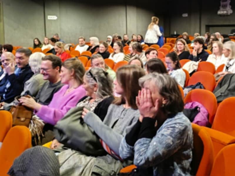 Een honderdtal leerkrachten woonde de voorstelling rond kansarmoede bij