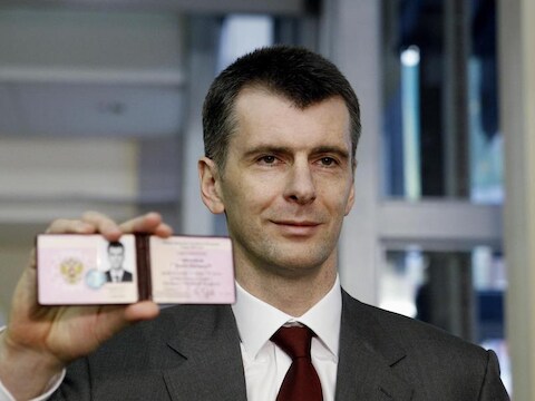 Michail Prochorov toont de kaart die hij kreeg als officiële kandidaat voor de presidentsverkiezingen.