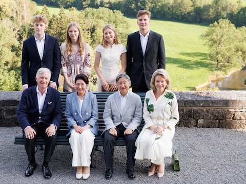 Het Japanse keizerspaar samen met koning Filip, koningin Mathilde en hun vier kinderen prinses Elisabeth, prins Gabriël, prins Emmanuel en prinses Eléonore op de foto.