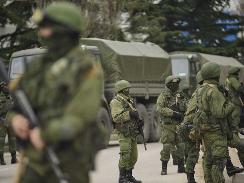 Gemaskerde soldaten blokkeren een Oekraïense legerbasis.