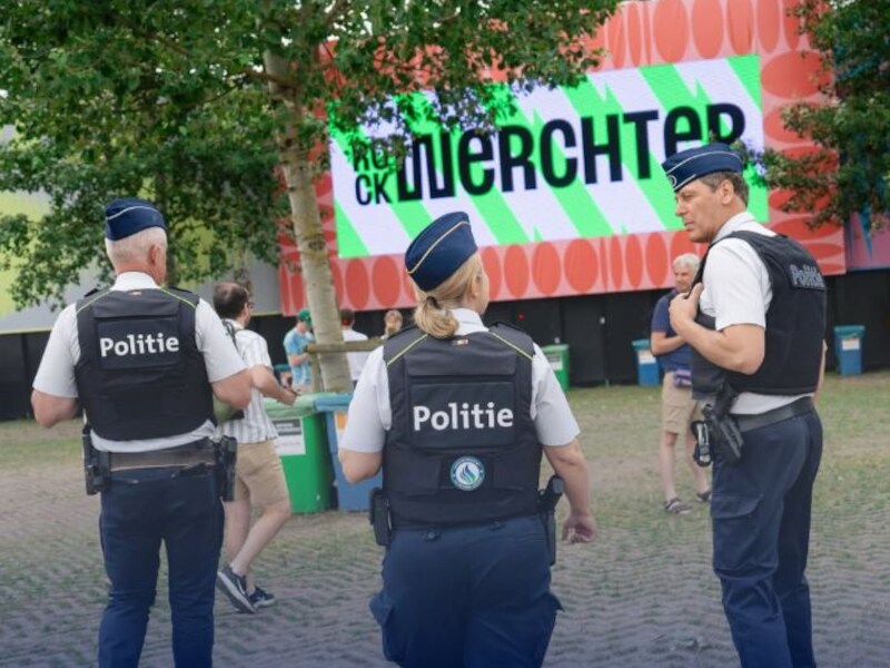Politie blikt tevreden terug op uittocht van laatste festivaldag ondanks kop-staartaanrijding tussen bussen: “Tevreden over alles rond mobiliteit”