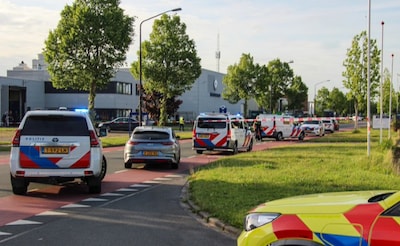 Dode en twee gewonden door steekpartij in Nederlands bedrijf, politie heeft gebouw omsingeld
