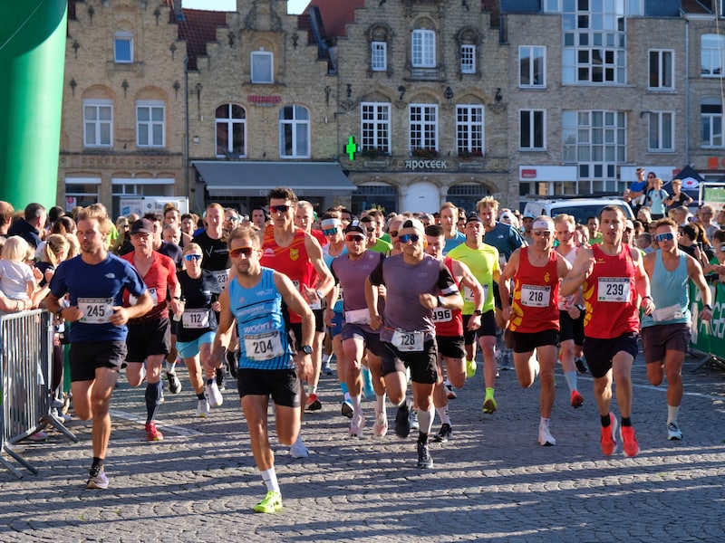 De benen worden gretig losgeschud tijdens 'Laat mie Moar Lopen' Veurne
