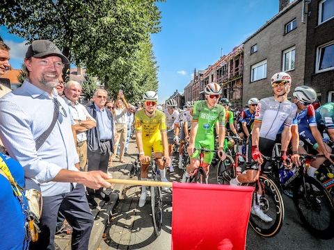 Ex-voetballer Sven Vermant bij de start, met de rode vlag in de hand.