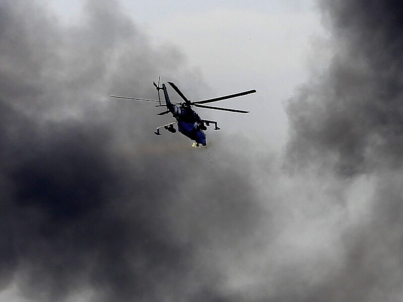 Een Oekraïense helikopter boven de luchthaven van Donetsk beschiet pro-Russische rebellen