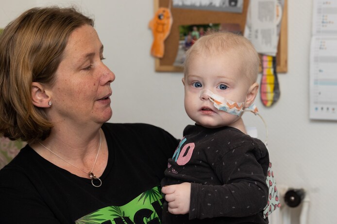 Mila (1,5) met mama Debbie Geerkens.