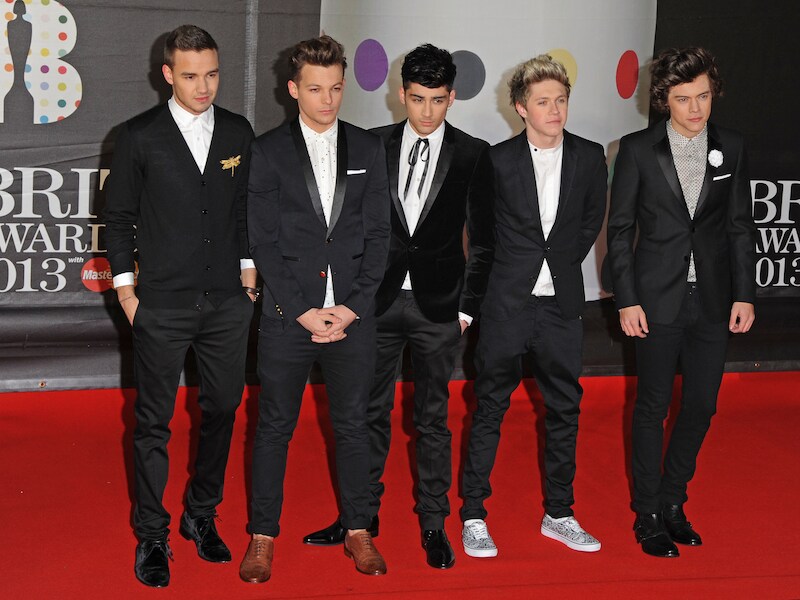 Louis Tomlinson (tweede van links) is de 'wingman' van Harry Styles (uiterst rechts)