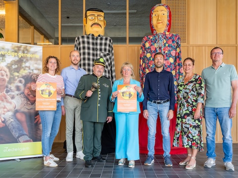 Burgemeester Annick Vermeulen en de schepenen van Zedelgem bij de reuzen