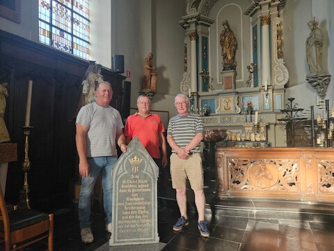De Kerkraad van Emelgem neemt de zeldzame WOI-gedenksteen over van Nico Hoste, waardoor ze terug kan keren naar de Sint-Pieterskerk.