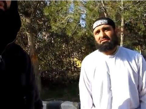 'Sheikh, ik kan niet praten', zegt de man in de video in het Engels. 'Het lijkt wel of er een knoop in mijn tong zit.'