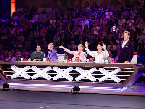 Dan Karaty, Karen Damen, Marc-Marie Huijbregts, Soundos El Ahmadi en James Cooke nemen plaats achter de jurydesk.