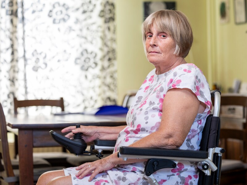 Monique (68) kreeg jarenlang verkeerd invaliditeitspensioen: “Maar mijn 25.000 euro? Daar wacht ik al 3 jaar op”
