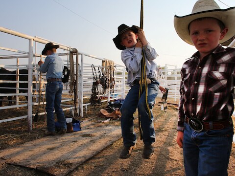 Twee jonge cowboys bereiden zich voor op de jaarlijkse rodeo in Deer Trail.