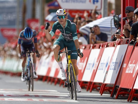 “Mooie vertrouwensboost voor WK”: Wout van Aert snelt na dolle finale naar zege en zorgt voor eerste Belgische ritwinst