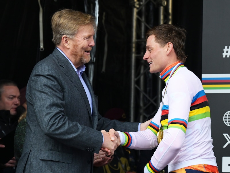 Ook Nederlandse koning Willem-Alexander diep onder de indruk van “bescheiden” recordman Van der Poel: “Dit is sportgeschiedenis”