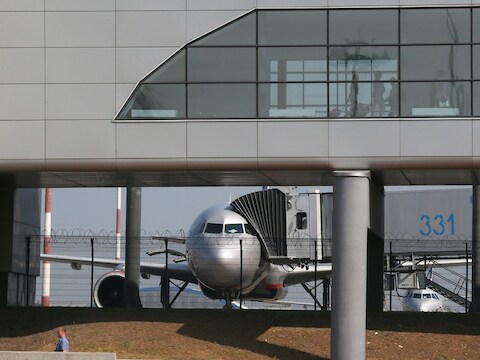 Van klokkenluider Snowden wordt vermoedt dat hij zich nog steeds in de transitzone van de internationale luchthaven van Moskou ophoudt.