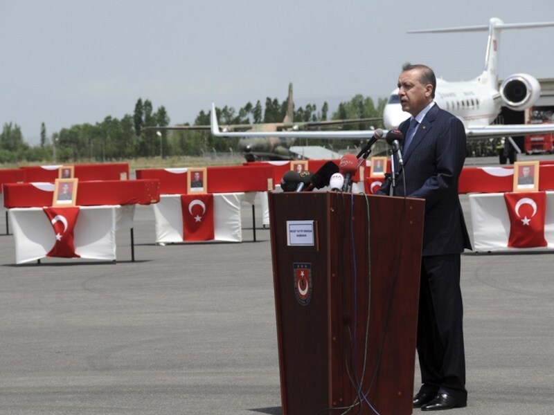 De Turkse premier Erdogan bij de lijkkisten van de soldaten die omkwamen bij acties van de PKK.