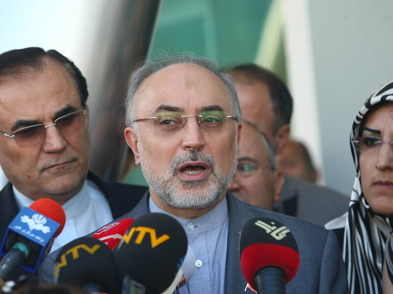 De Iraanse minister van Buitenlandse Zaken Salehi spreekt hier de pers toe.