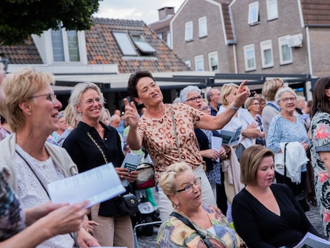 Gezelligheid op de markt tijdens Terneuzen Zingt 2022.