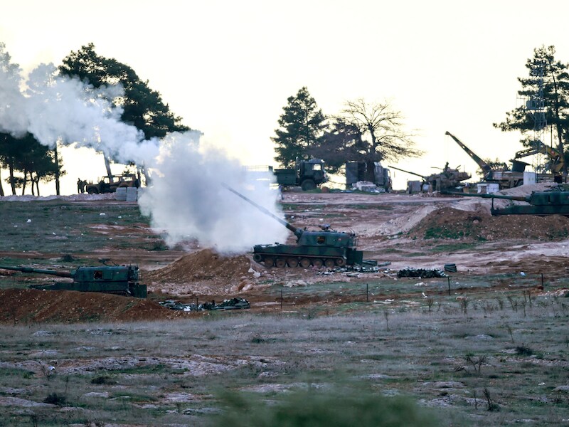 Archiefbeeld. Tanks van het Turkse leger schieten aan de Turkse grensstad Kilis.
