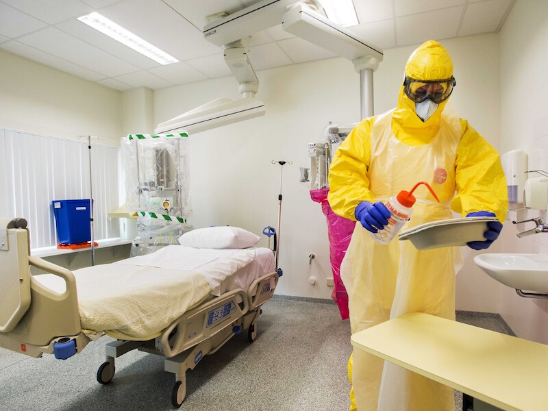 Op de afdeling intensive care van het Academisch Medisch Centrum (AMC) zijn al isolatiekamers ingericht voor de opvang van patiënten met ebola.
