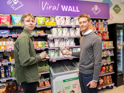 Onze reporter (links) gaat langs bij de vernieuwde versie van Carrefour Express. 
