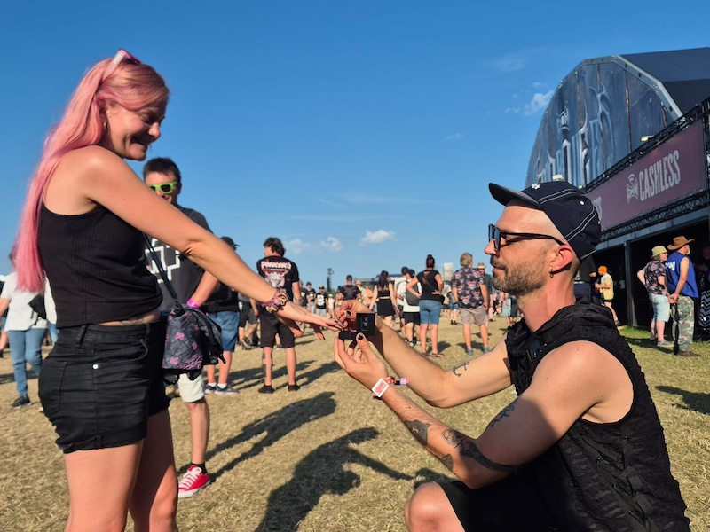 Steven (38) vraagt Liesje (37) ten huwelijk op hun favoriete festival Graspop: “Huwelijksreis? Gewoon terug naar hier komen”