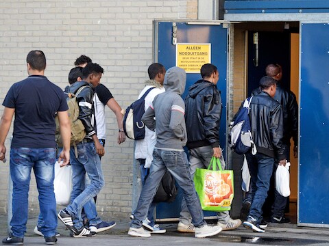Vluchtelingen komen toe in een noodopvangcentrum in de stad Apeldoorn. Foto ter illustratie.