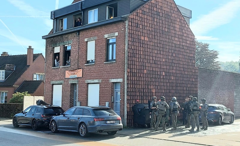 De gespecialiseerde eenheden van de federale politie, vlak na hun aankomst in Kortrijk waar melding was gemaakt van 'een mogelijk gewapende jongeman' op de terreinen van Hogeschool Vives.