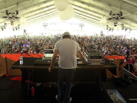 Gui Boratto (live) op het Amerikaanse festival Coachella in 2009.