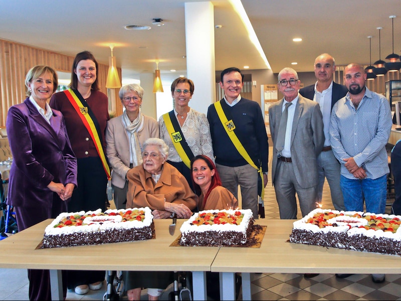 Taart voor de jarige Therese Joye.