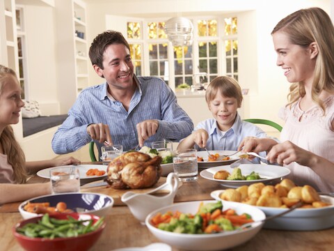 Mama's verschillende gerechten zorgen voor blije gezichten aan tafel