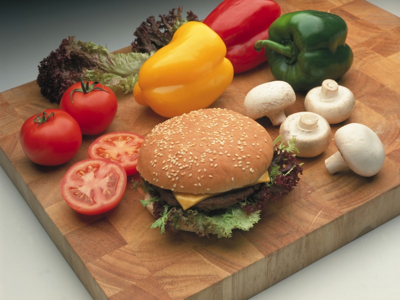 Hoewel er meer groenten ter beschikking zijn dan ooit tevoren, snakt de wereld nog steeds naar junkfood.