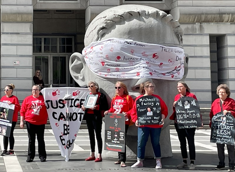 Protesters at the Newark District Court.