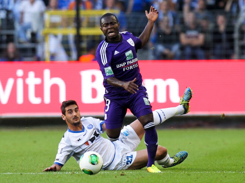 Cendros met de wilde tackle op Acheampong