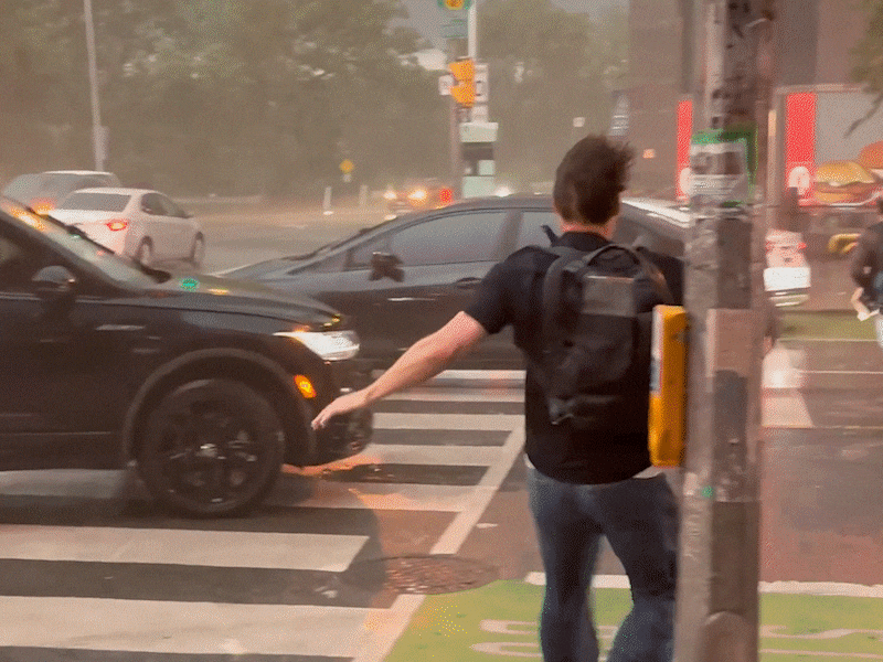 KIJK. “Storm van de eeuw”: Canadezen letterlijk weggeblazen door hevig onweer in Toronto