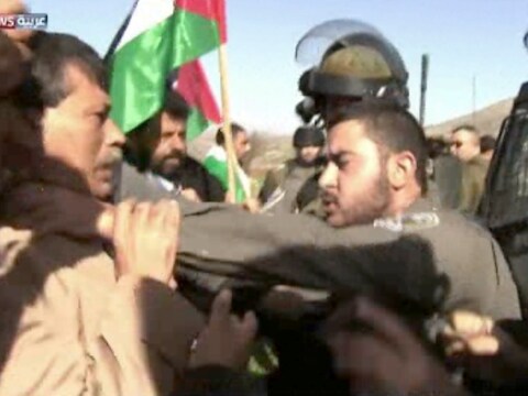 Een Israëlische officier (r) greep de Palestijnse minister (l) gisteren bij de keel.