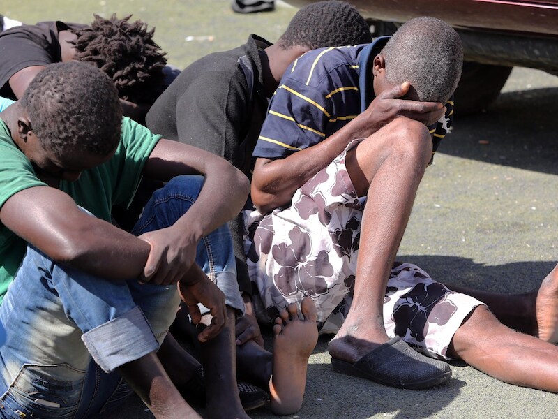 De migranten bevinden zich nu in een gesloten centrum in Tripoli na hun arrestatie in Tajoura eerder op de dag.