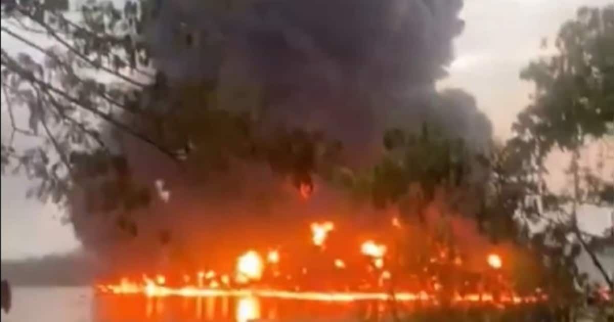 Doden en gewonden nadat olietanker ontploft in haven Myanmar: beelden tonen hoe ook andere schepen v