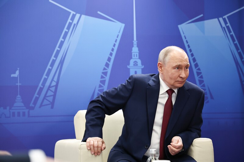 Russische president Vladimir Poetin tijdens het  Economisch Forum in Sint-Petersburg 