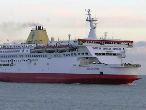 Mensensmokkelaars leveren migranten uniformen van kelners of andere bemanningsleden van de ferrydiensten tussen Zeebrugge en Hull, zo stelt een voormalige Britse douanier.