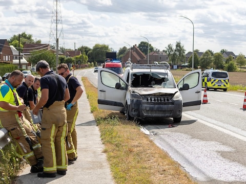 De brand veroorzaakte grote schade binnenin de achtergelaten, beschadigde bestelwagen, langs de Roeselaarsestraat in Ardooie.